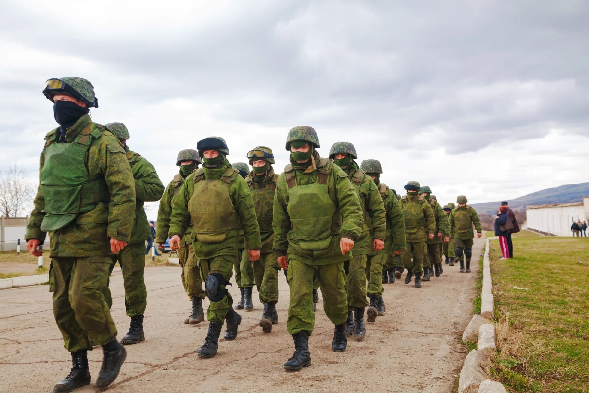 Часть войск идущая впереди. Колонна военнослужащих. Солдат Российской армии. Колонна в армии. Колонна солдат.