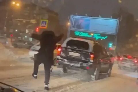 Танцует в пробке
