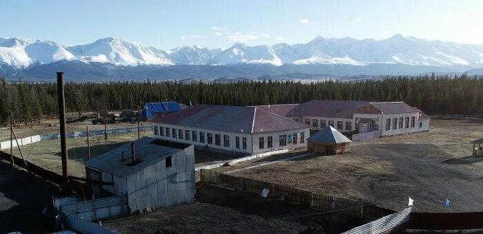 Село кызыл таш. Кызыл-таш база отдыха горный алтай. Гора кызыл-таш. Село курай республика алтай. Кызылташ горный алтай.