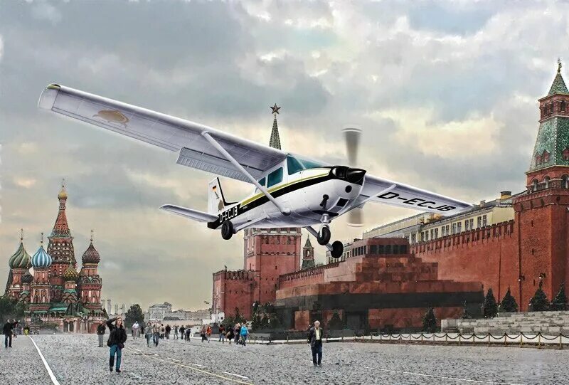 Полет руста в москву. Матиас руст на красной площади 1987. матиазруст га красной площади. cessna 172 матиаса руста. самолёт на красной площади 1987.