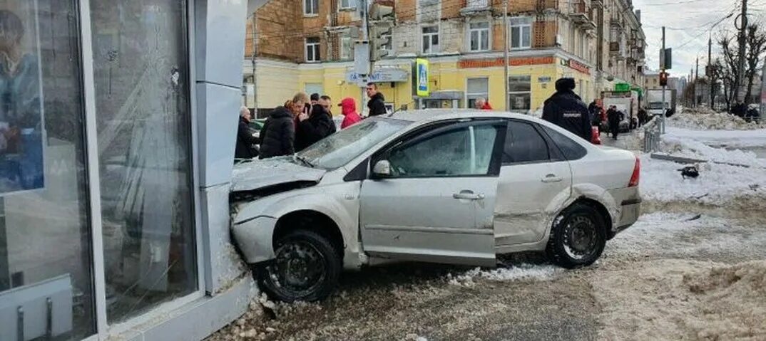 Авария в Казани сегодня на перекрестке. Столкновение машин на перекрестке Смоленск. Авария в Казани Форд фокус.