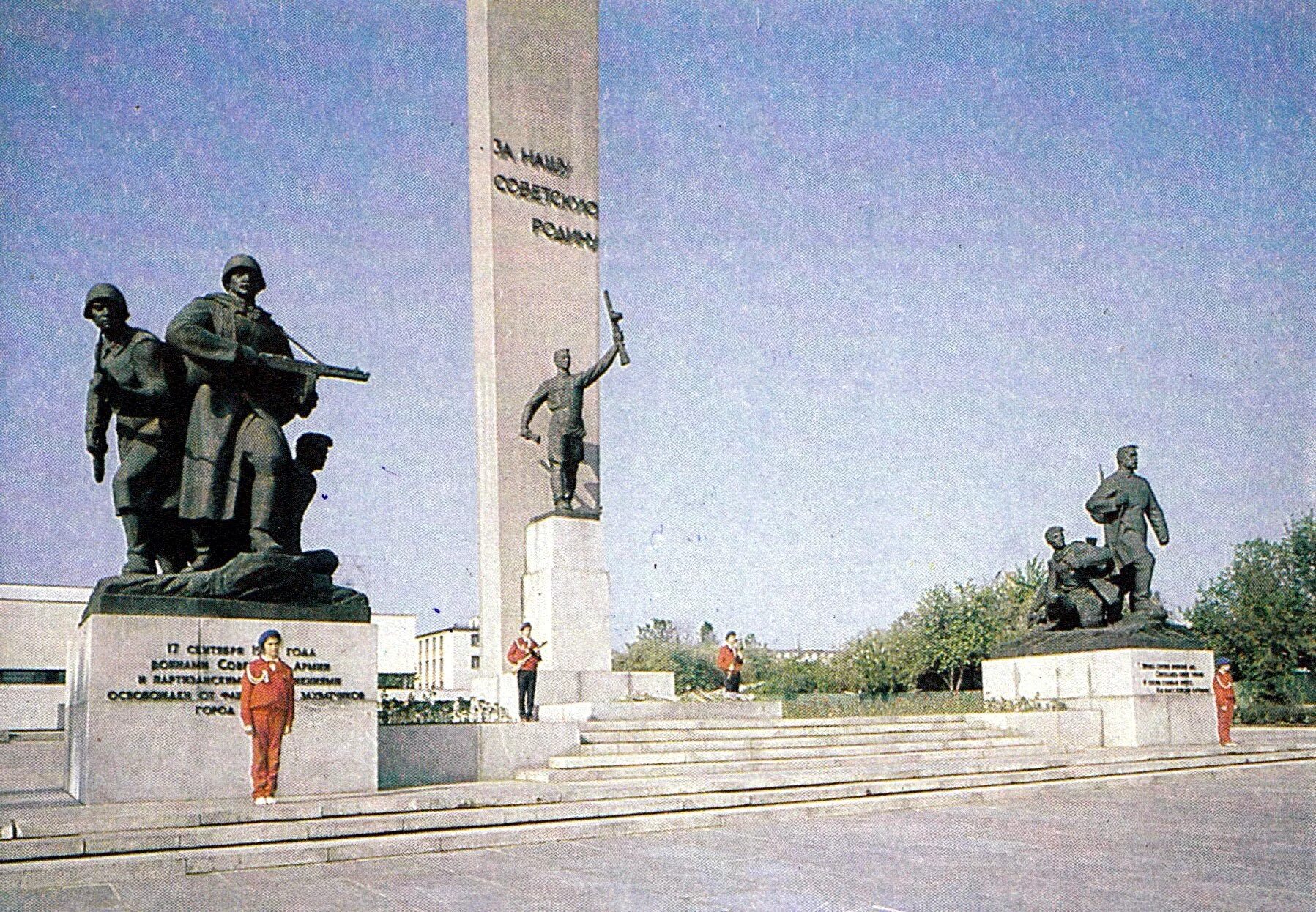 Памятник освободителям брянска брянск. Памятник воинской и Партизанской славы на площади Партизан. Памятник освободителям Брянска. Площадь Партизан Брянск. Памятник на площади Партизан в Брянске.