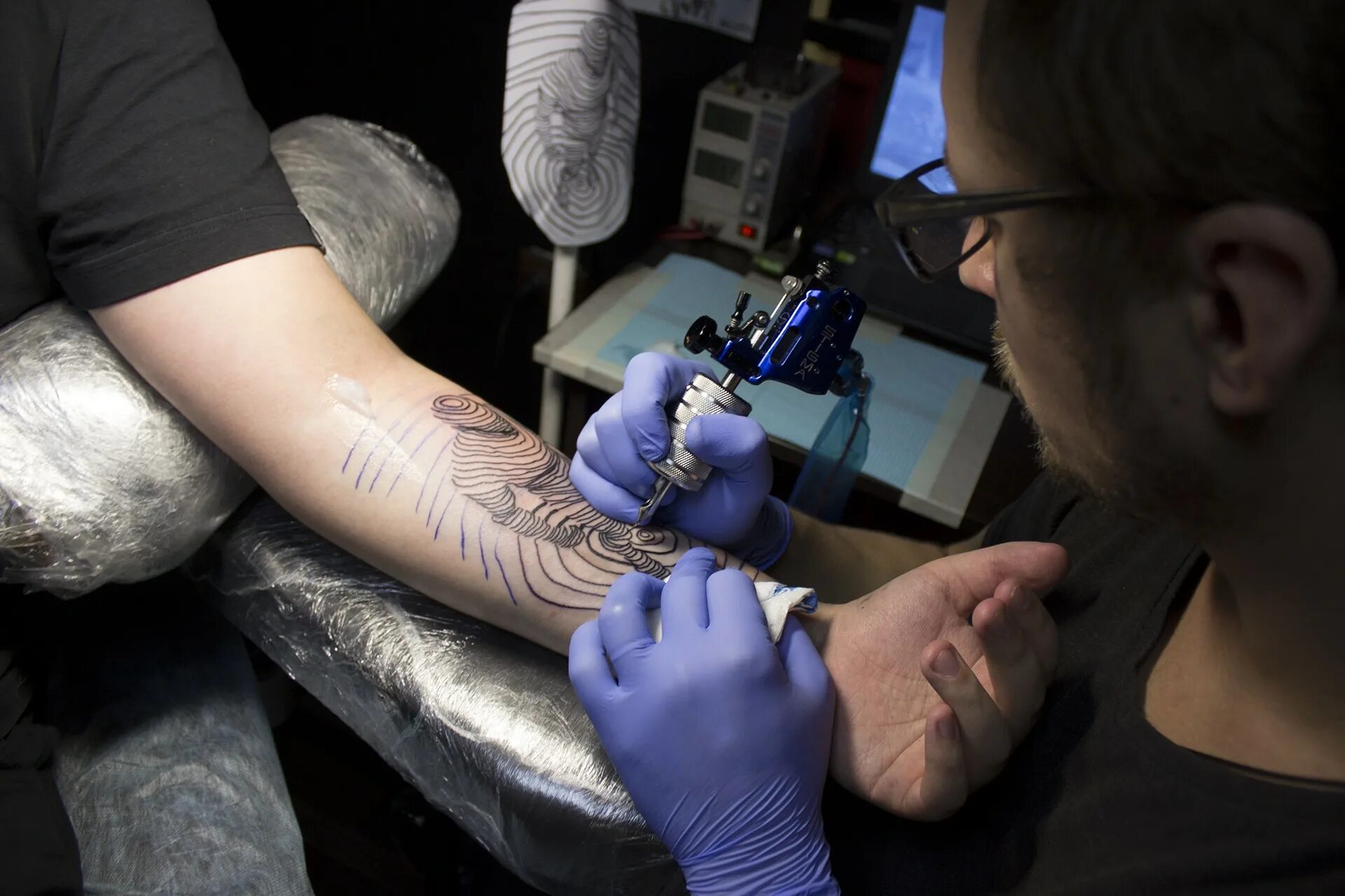 Тату мастер. Древние инструменты для нанесения тату. Тату мастер с нуля. Начинающий тату мастер. Самые крутые татуировщики россии.