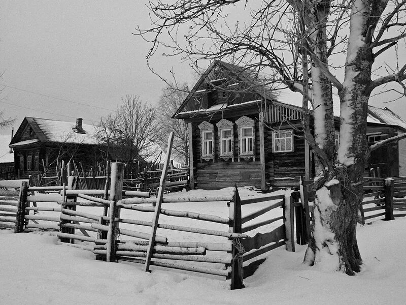 Изба начаться. Деревня зимой. Старый деревенский дом зимой. Старинный дом в деревне. Русская деревня.