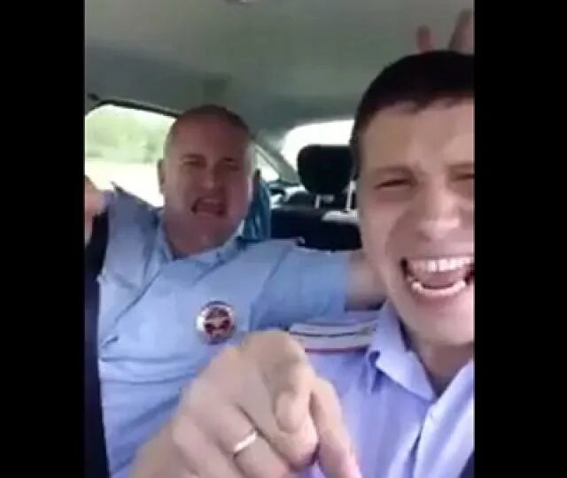 поющие гаишники. милиционер поют в машине. поющий гаишник казани. тик ток дпсник поет. милиционер поют в машине.