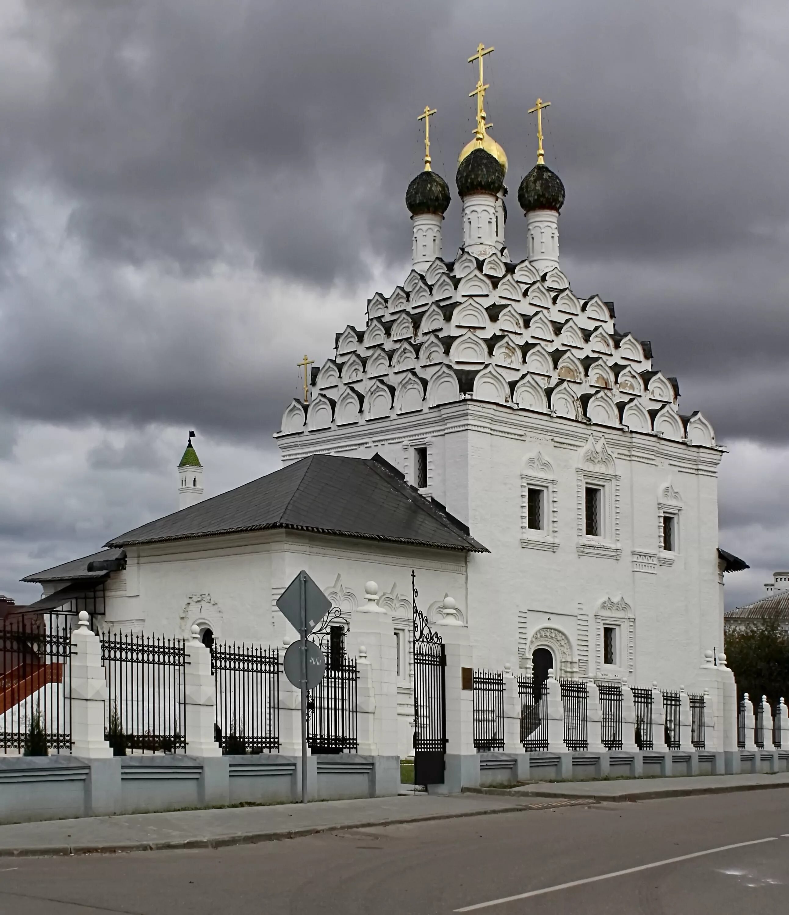 Храм воскресения в городе. Храмы коломны. воскресенская церковь коломна. успенский собор в коломне. древняя коломна воскресенская церковь.