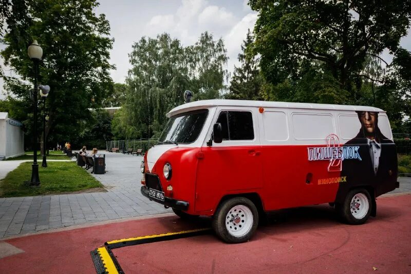 Машина в парке горького. Фотобудки в парке. Музей машин парк горького. Сквер ретро автомобилей. Сквер ретро автомобилей.
