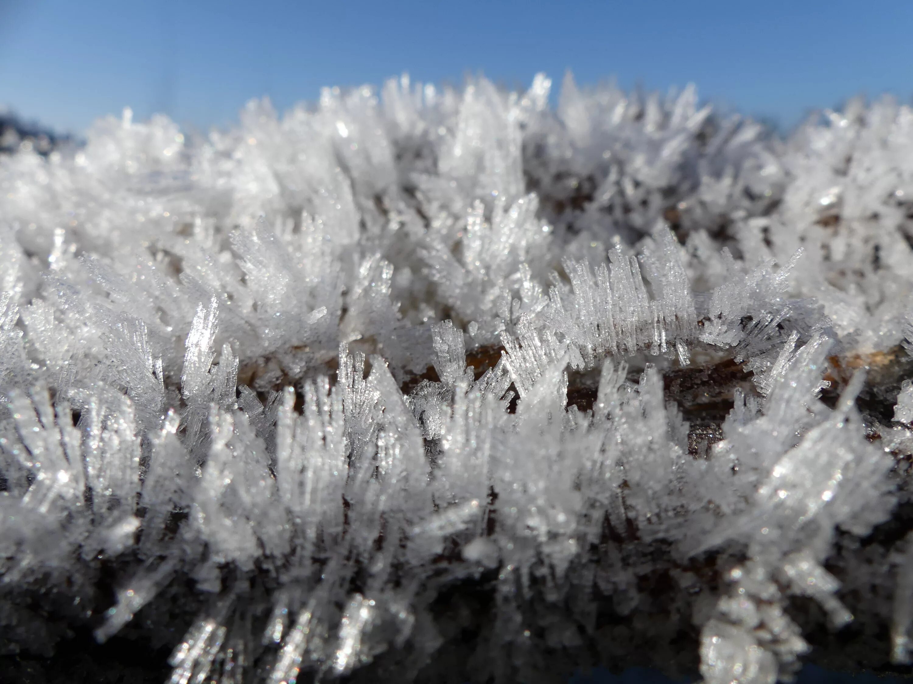 Вода в кристаллическом состоянии. Кристаллизация льда. Кристаллизация воды. Ледяные иглы. Ледяные Кристаллы.
