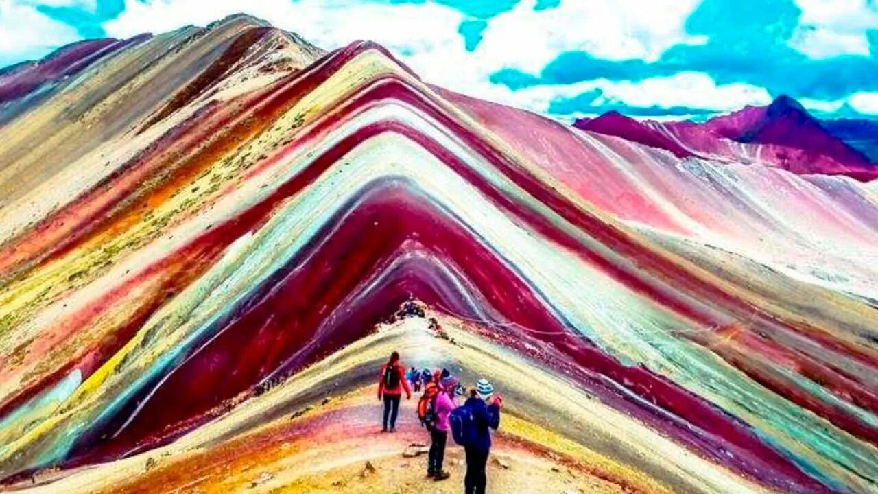 Amazing around. Радужные горы в Перу. Радужные горы в Перу обои. Радужные горы в Перу почему они такие. Горы и Радуга сверху с человеком.