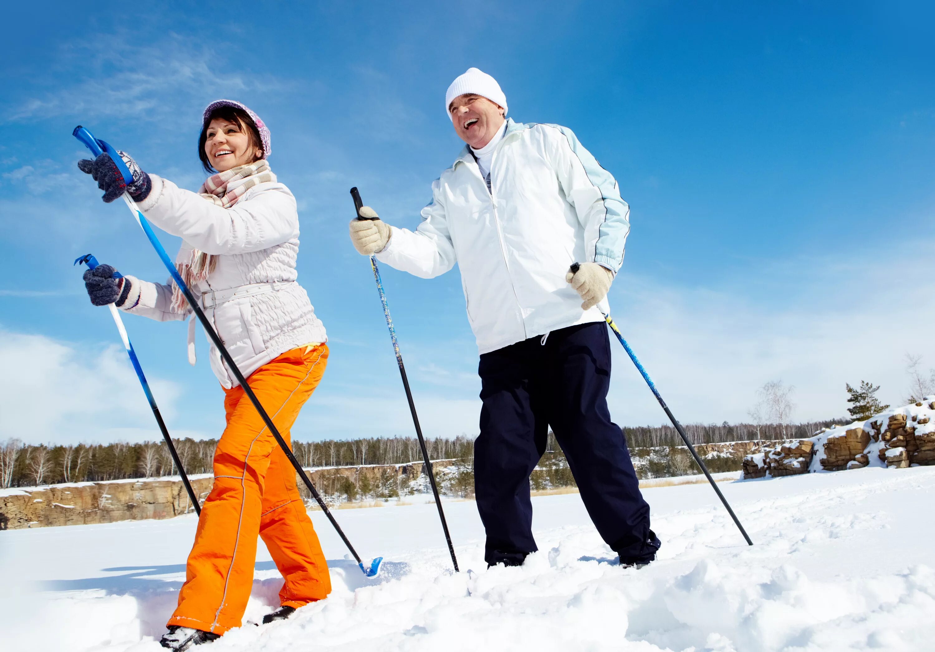 Занимаюсь лыжным спортом. Пенсионеры на лыжах. Пожилые люди на лыжах. Зимняя Скандинавская ходьба. Ходьба на лыжах.