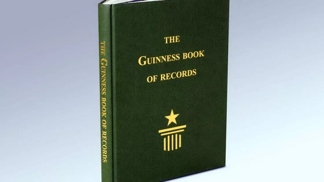 Книга рекордов Гиннесса 1955 года. Книга рекордов Гиннесса первое издание. Первый экземпляр книги. Книга рекордов Гиннесса обложка.