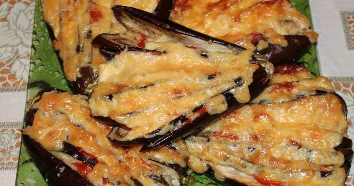 Баклажаны запеченные с сыром и помидорами чесноком. Баклажаны пармеджано веером. Баклажаны фаршированные "веер". Баклажан веером в духовке с помидорами и сыром. Веер из баклажанов в духовке с сыром и помидорами.