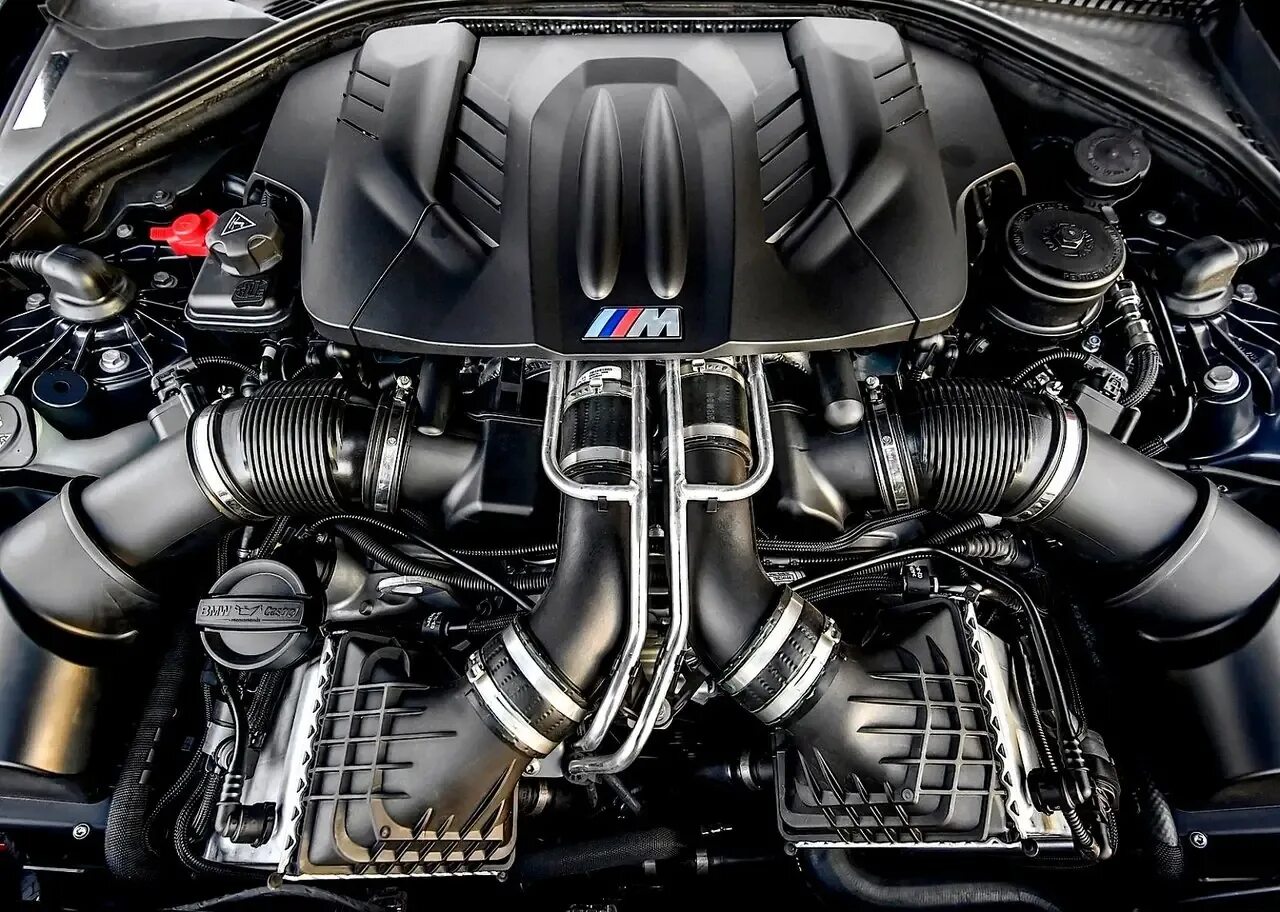 Мотор бмв f10. Бмв м5 v10. bmw m5 мотор. bmw m5 f10. мотор бмв м5 f90.