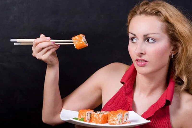 Девушка ест роллы. Девушка с роллами. Суши. Суши во время беременности. Суши во время беременности.