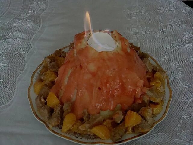 мясное блюдо вулкан. рецепт вулкана. рецепт вулкана. блюдо вулкан из картофельного пюре. съедобный вулкан.