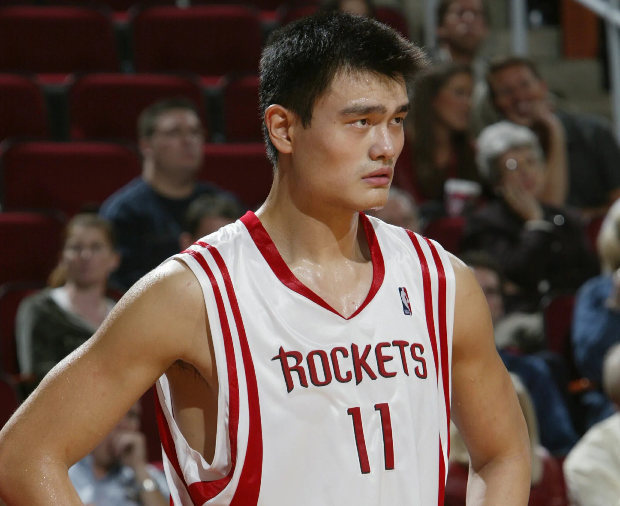 Yao ming. Йао минг. Яо минь баскетболист. Сяо минь баскетболист. Высокий китайский баскетболист.