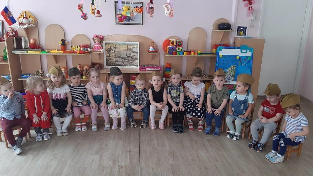 1 младшая группа. Дети в доу младшая группа. Транспорт занятие в младшей группе. Самый младший в группе. Оборудование для уроков чтениях.