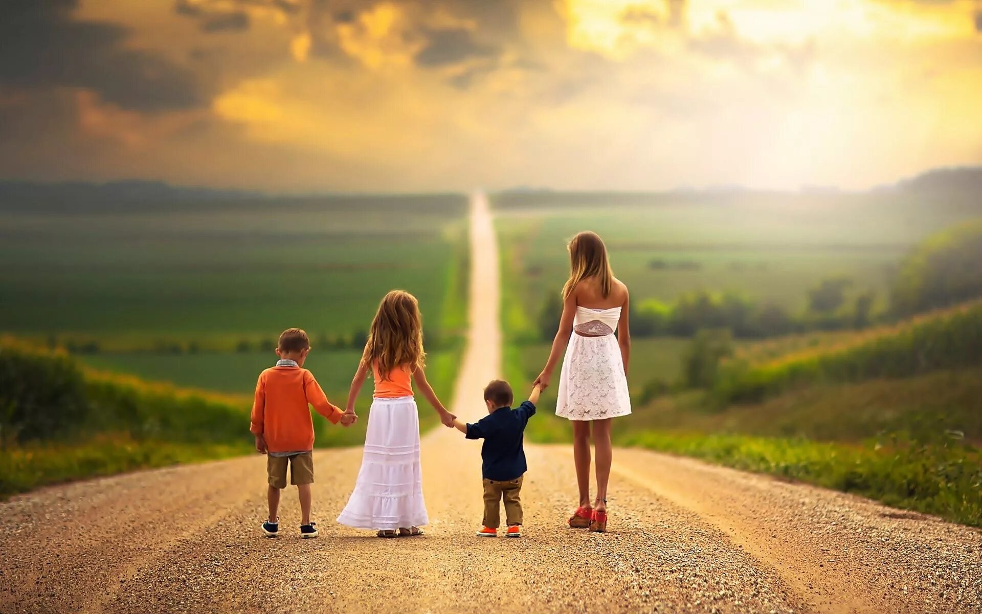 Путь к счастливой жизни. Счастливое будущее детей. Счастливая дорога. Счастливая семья идет по дороге. Дети идут по дороге.