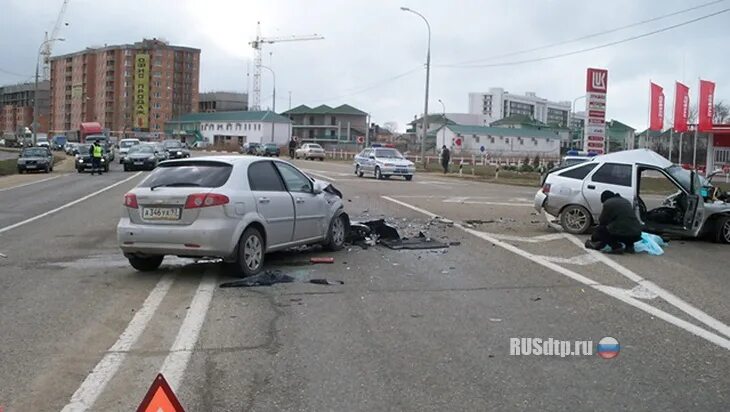 Первая передача 24.03 2024. Фотеа Шевроле лочети уневерса серебристое разбитое в бочину. Сбил столбик Шевроле Лачетти. Лачетти авария серебристого цвета.