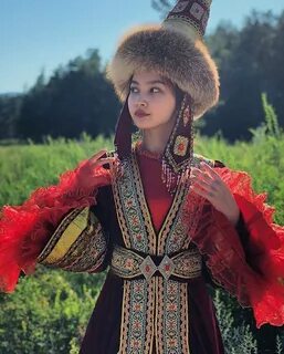 Девушка в казахском национальном костюме