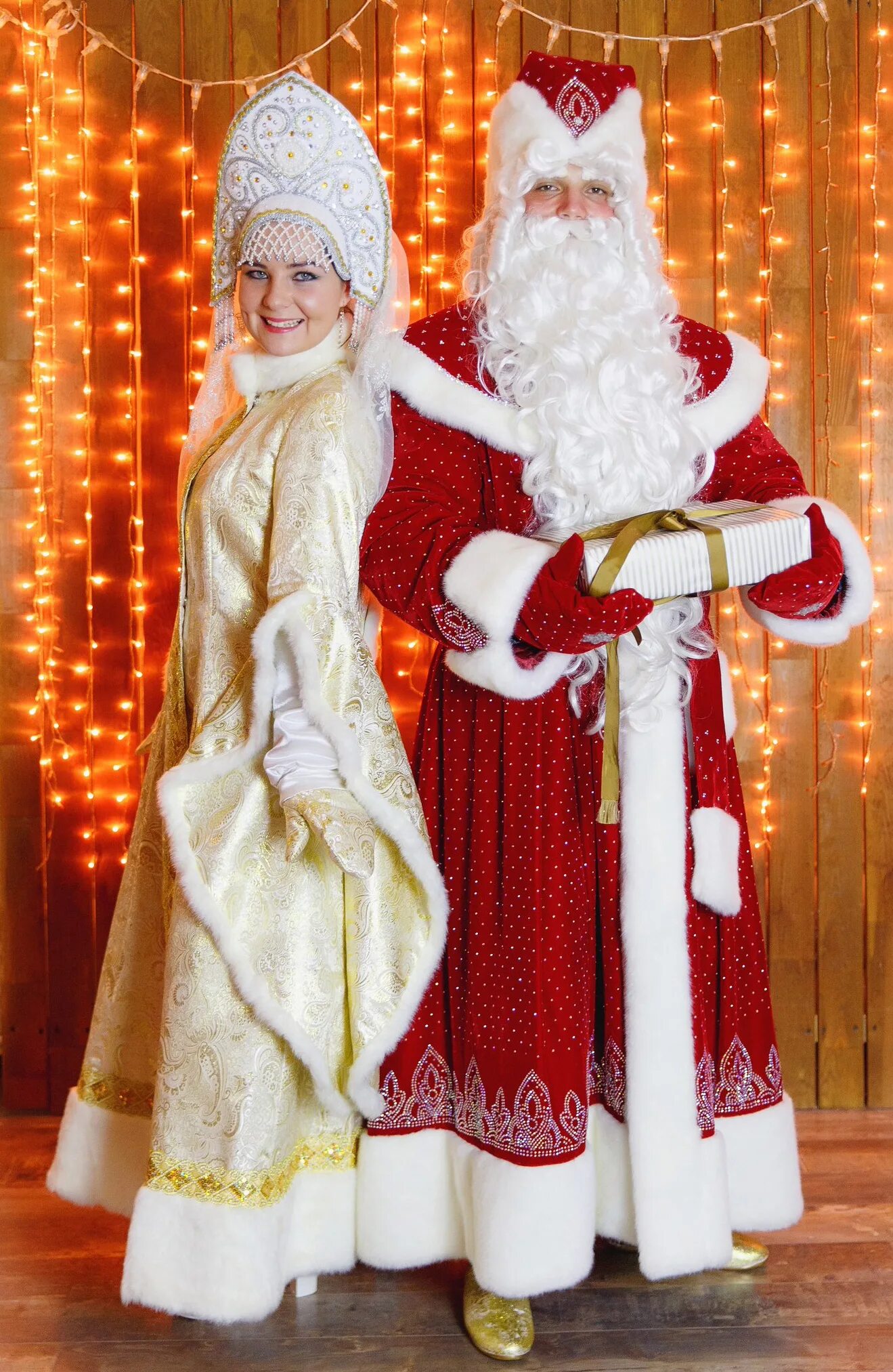 Костюмы костюм новогодний дед мороз. Костюм Деда Мороза и Снегурочки. Костюм Деда Мороза новогодний. Дед Мороз и Снегурочка. Дед Мороз и Снегурочка костюмы.