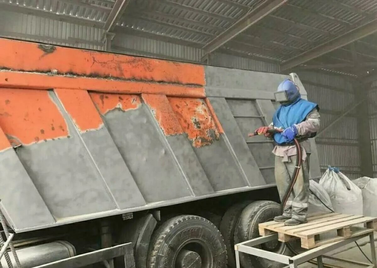 Пескоструйная обработка металла. Пескоструйная обработка. Пескоструйной очистки металла. Дробеструйная обработка. Дробеструйная очистка металла.