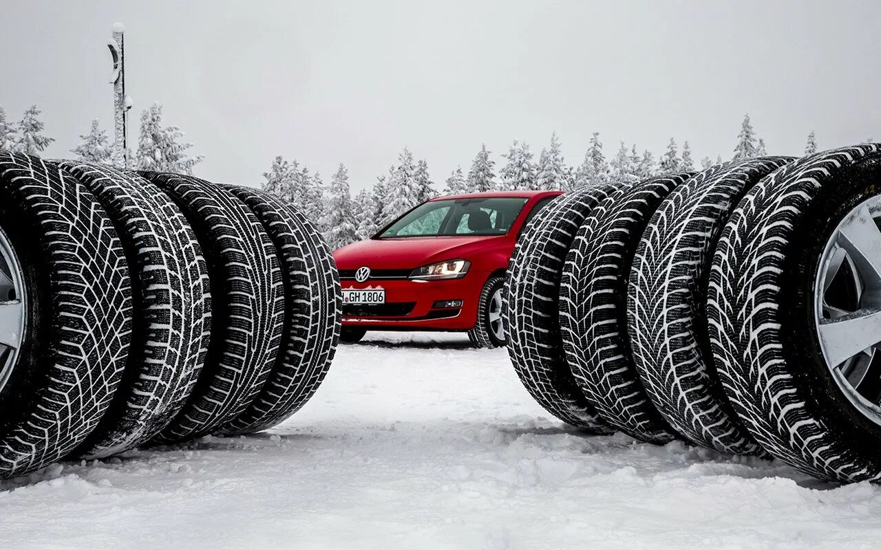 Покрышки зимние для автомобиля. Шипованные шины автомобильные. Зимняя шипованная резина. Автомобиль на шипованной резине.