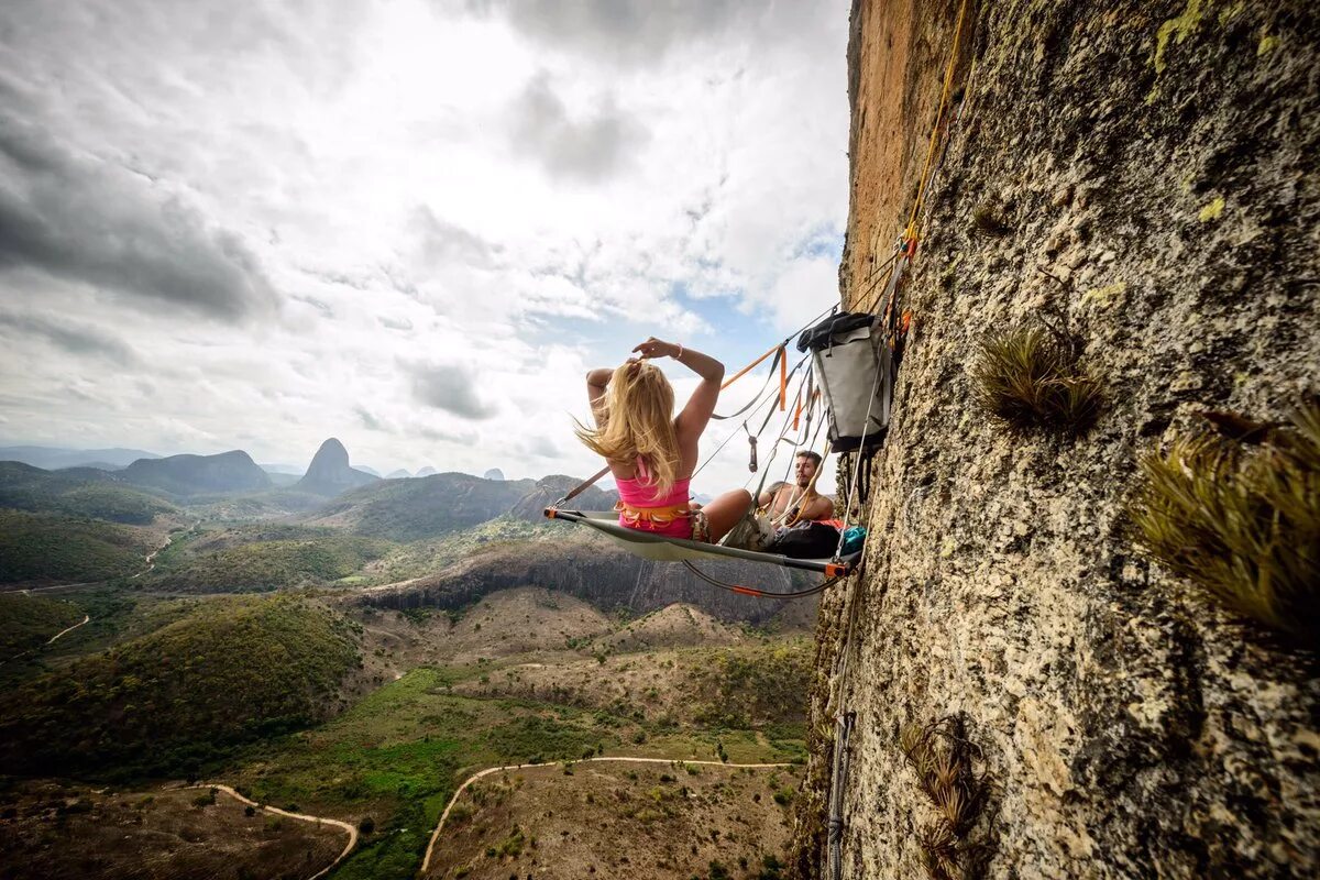 Странные места. Качели конец света эквадор. Язык тролля норвегия фото. Самое захватывающие видео. Самое захватывающие видео.