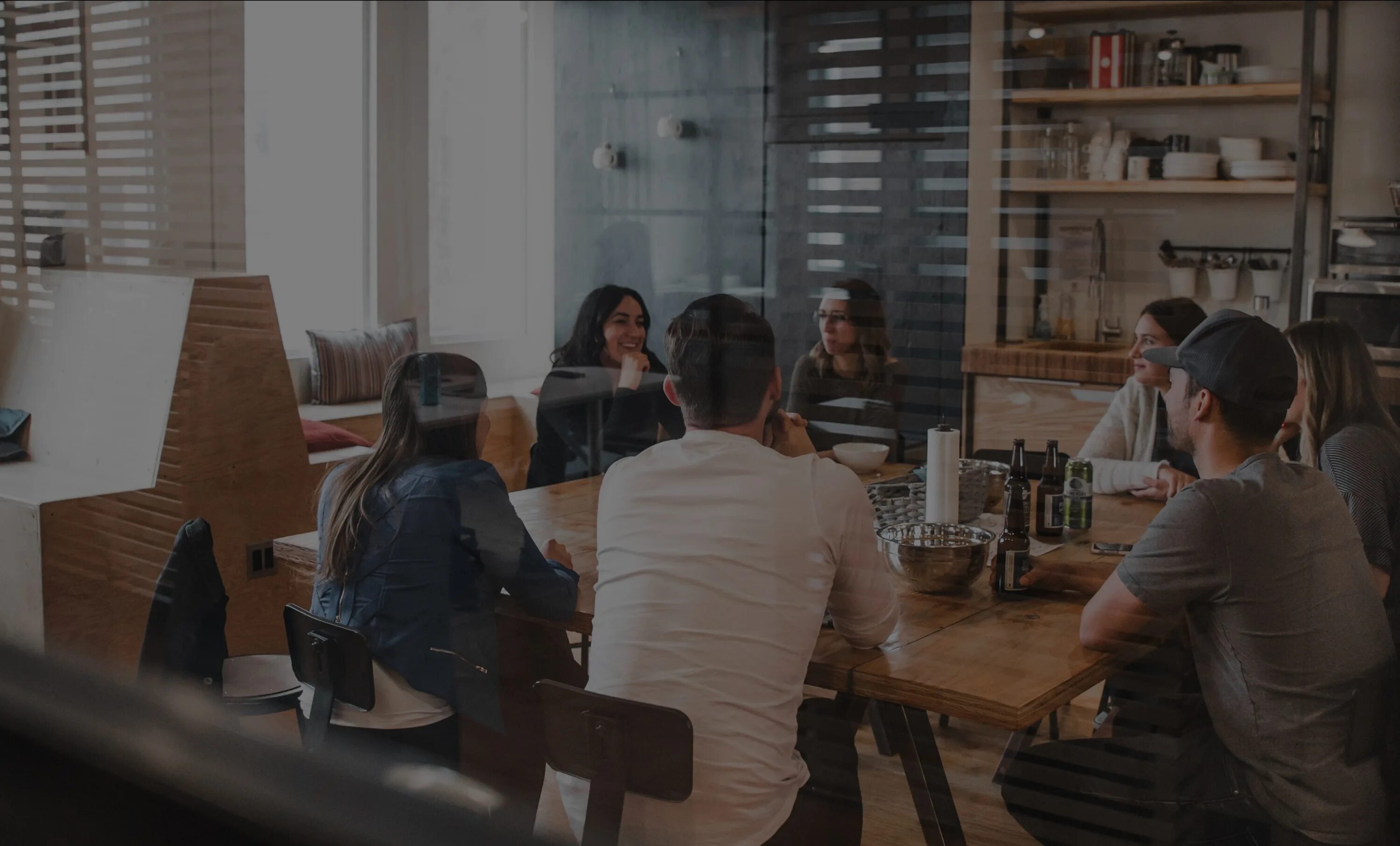 Mara team management. Офис с сотрудниками. Большинство сотрудников. Бизнес команда. На страже интересов компании.