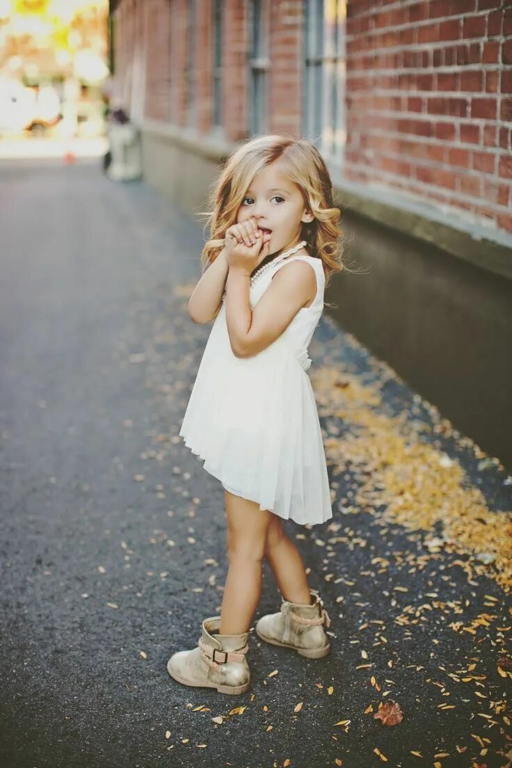 Маленькие блондинки. Девочка. Дети с цветами. Very little cute. Моей маленькой девочке.