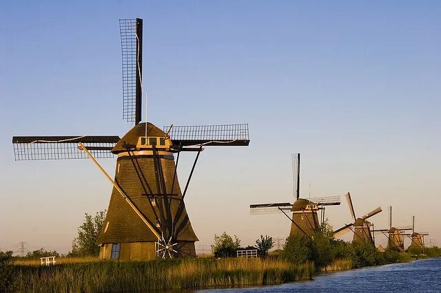 Киндердейк. Достопримечательности Нидерландов мельницы. Ветряные мельницы Киндердейк для туристов. Бонг с ветряной мельницей.