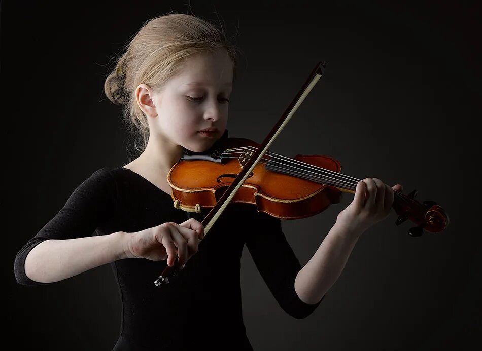 Скрипичный ребенок. Девушки со скрипкой. Девочка скрипачка. Девочка со скрипкой. Игра на скрипке.