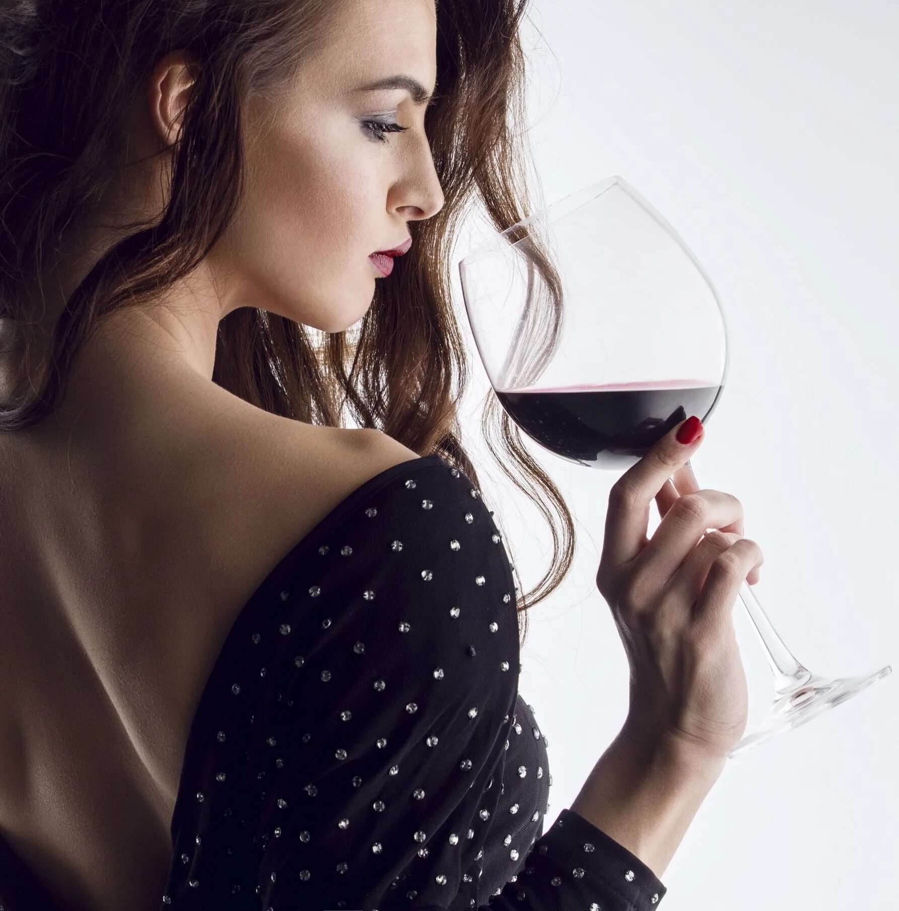 Девушка с бокалом. Женщина с бокалом вина. Девушка с бокалом вина. Красивые девушки с вином. В ее руках вино