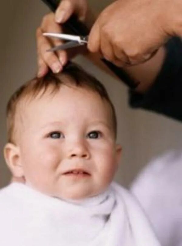 Как подстричь новорожденного. Первая стрижка ребенка. Первая стрижка ребенка в парикмахерской. Стрижка для малыша 2 года. Первая стрижка малыша в 1 год.