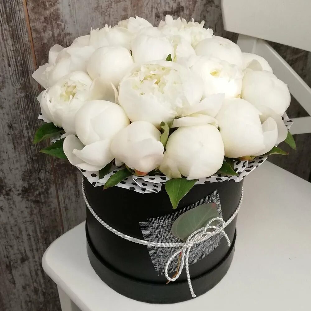 Белые розы в коробке. Белый букет в коробке. Красивый букет в коробке. Букет из белых цветов в коробке. Белые розы в коробке.