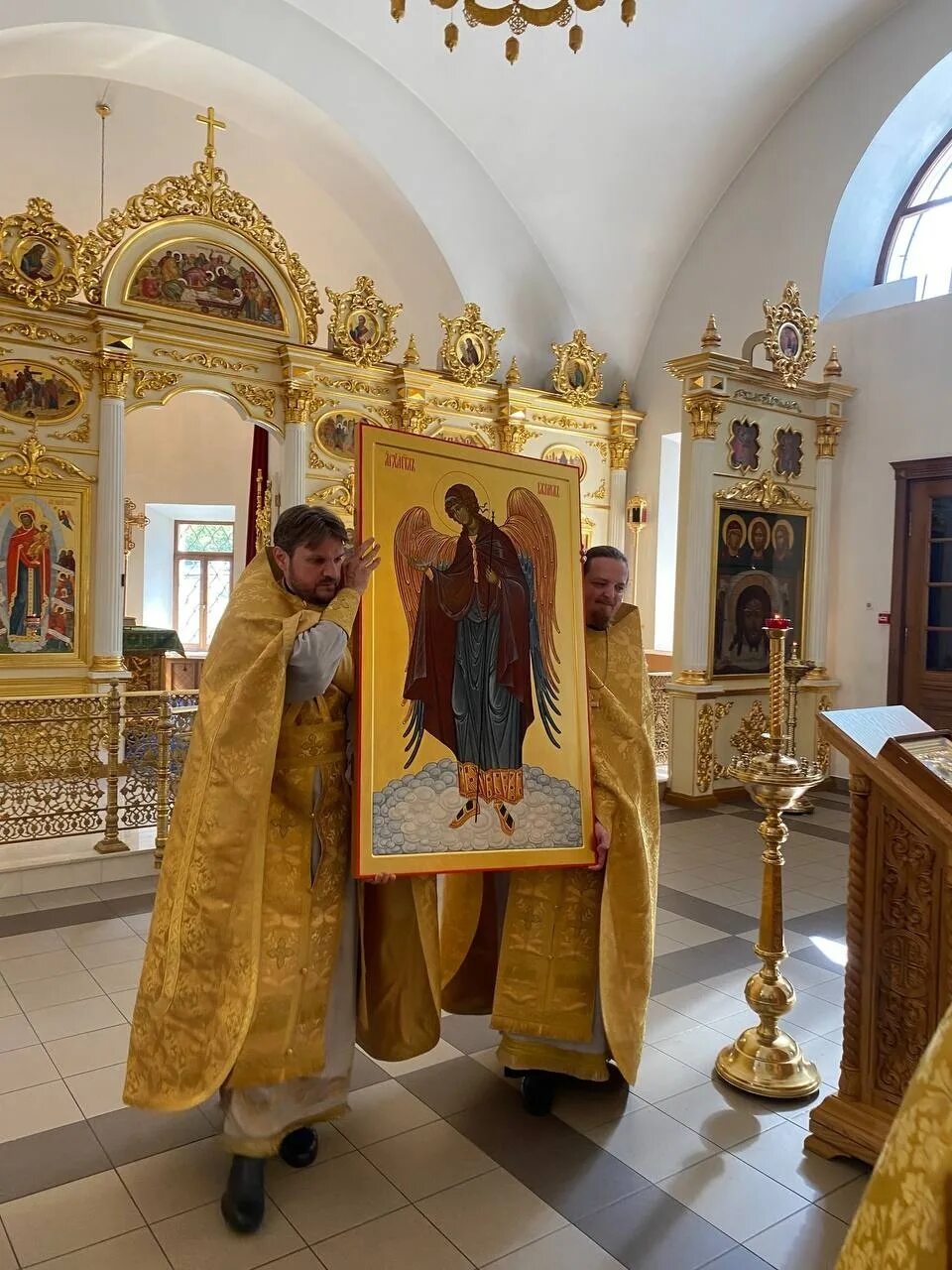 Тихвинский храм в сущеве расписание. Храм тихвинской иконы восточная 4. храм мужской тихвин. тихвинская церковь тихвин. костюм архангела гавриила.