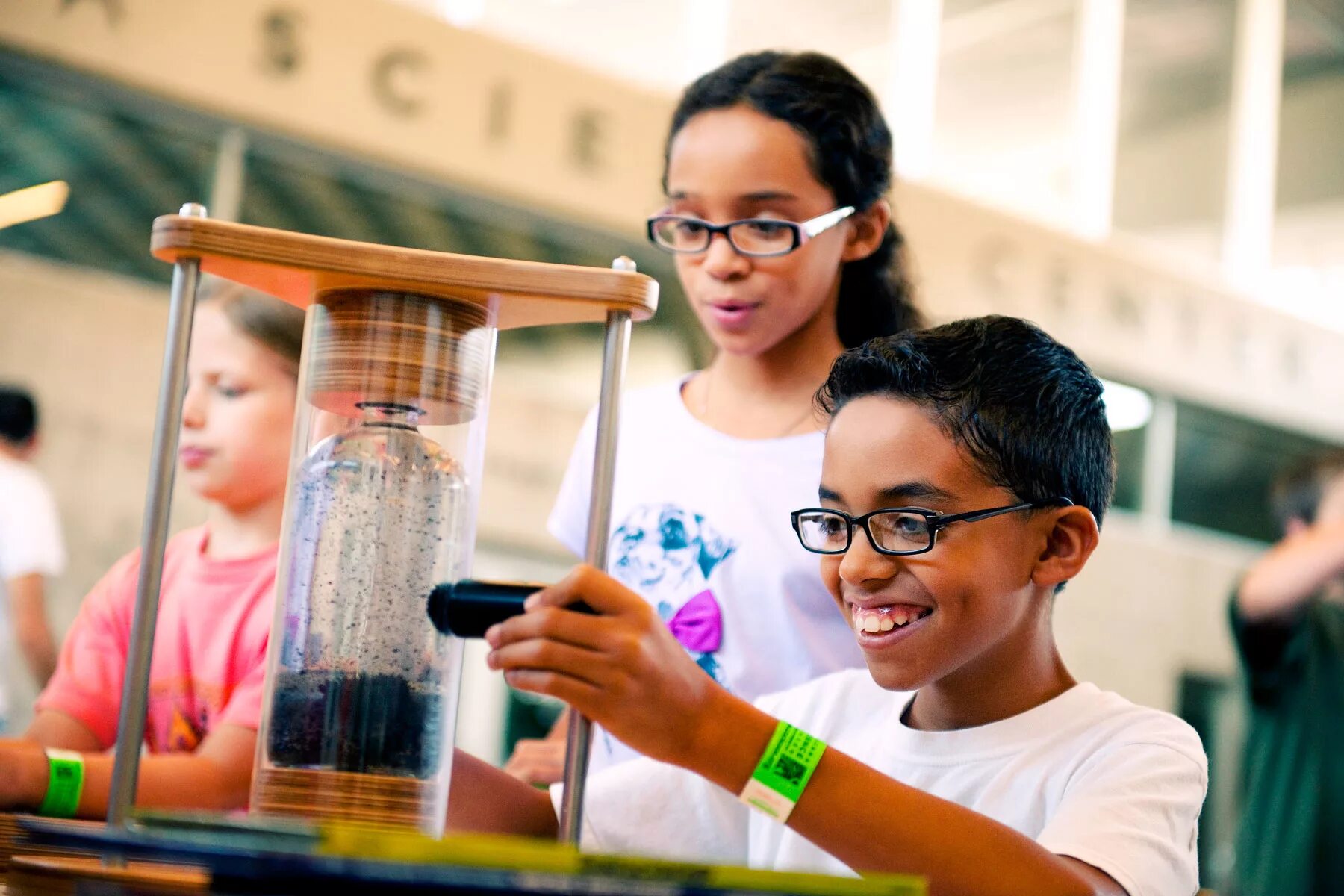 Американец предмет. Американец. Среднестатистический американец. Человек америка. Американский дом с флагом.