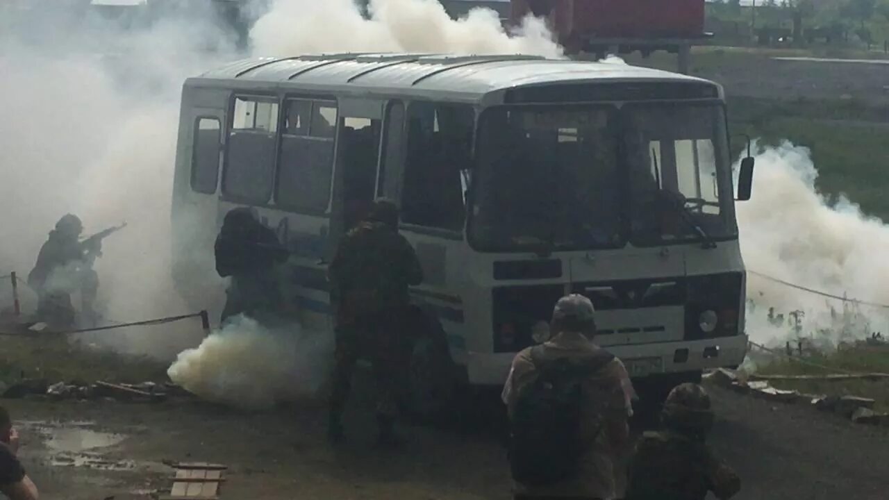 Захват автобуса ссср. Штурм автобуса. Захватили автобус с детьми. Захват автобуса в Минеральных Водах. Захват автобуса террористами.