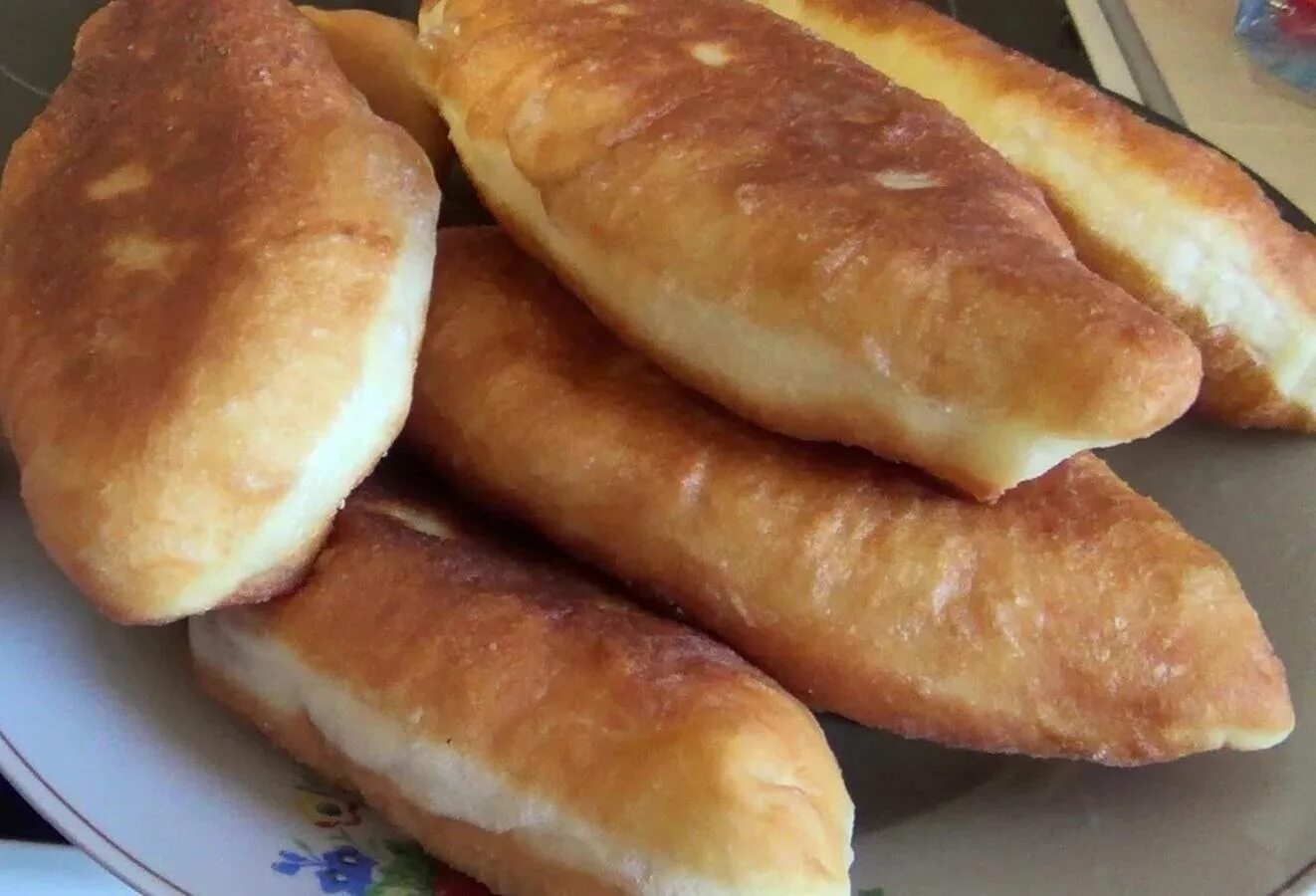 Жареные пирожки на сковороде с картошкой кефире. Тесто на пирожки. пирожки с картошкой жареные. тесто для пирожков с картошкой. пирожки жареные на сковороде.