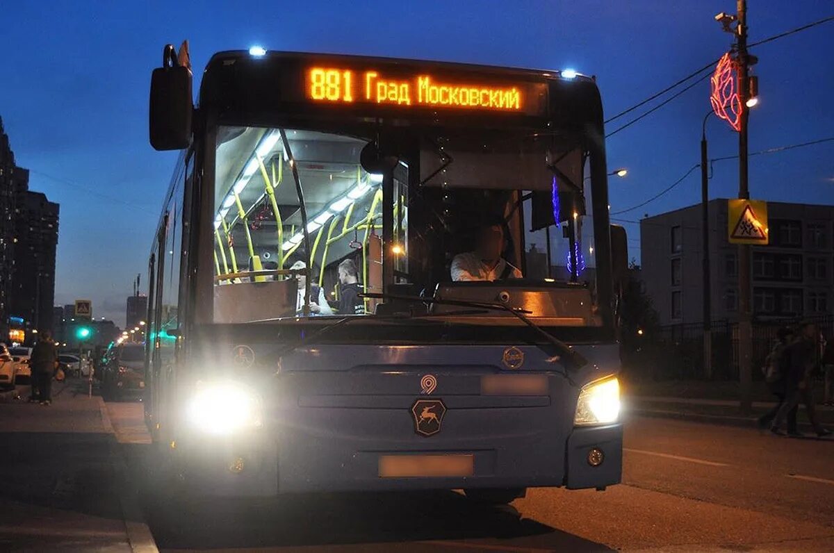 Бус тайм автобус 5а. 881 Автобус Строгино. Водитель автобуса. Автобус Москва. Московский автобус.