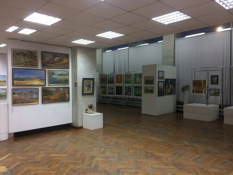 выставочные залы самары. музей радуга самара. выставочный интерьер. культурно-выставочный центр радуга чебоксары. выставочный зал союза художников комсомольск на амуре.
