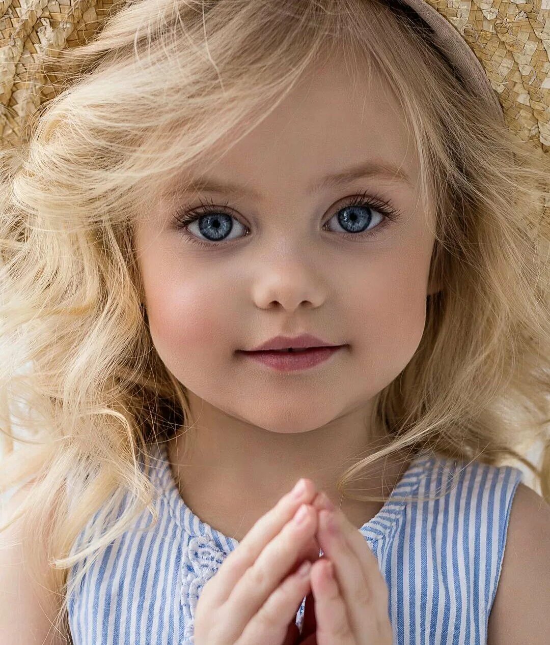 Маленькая симпатичная. Дети с русыми волосами. Маленькая симпатичная. Красивые маленькиеидевочки. Маленькая девочка с зелеными глазами.