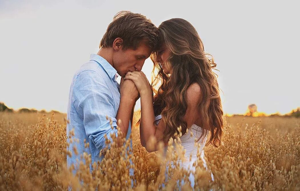 Двое влюбленных в поле. Два человека в полях серым. Парень и девушка в поле. Двое влюбленных в поле. Фотосессия на природе пара.