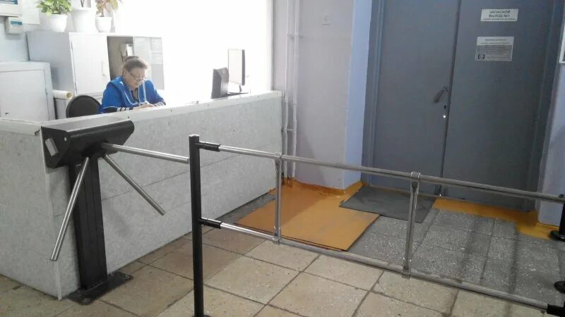 Контрольно пропускной режим на предприятии. Турникеты 1448 школа. турникет охраны. турникеты в здании. контрольно пропускная система в школе.