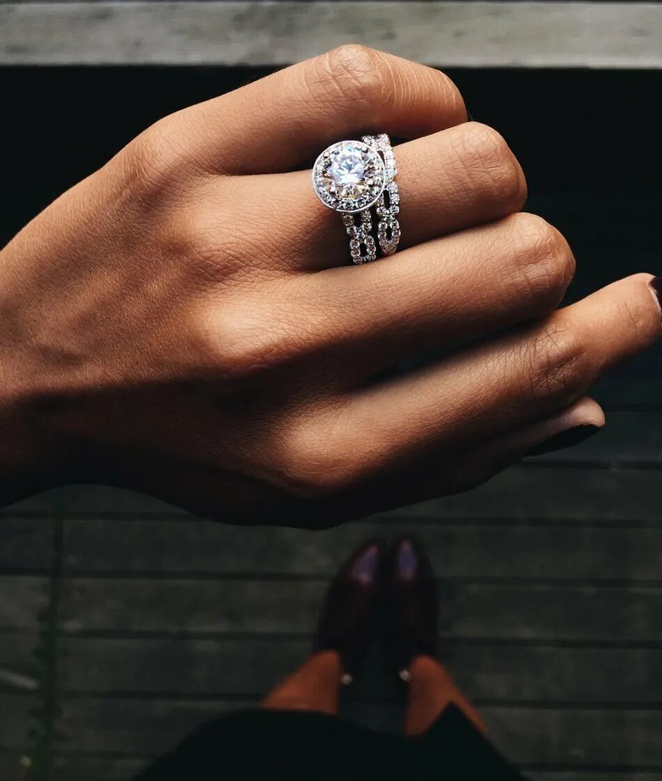 Красивое кольцо на палец. Красивые кольца. Кольцо на пальце. Помолвочное кольцо. Обручальное кольцо на пальце.