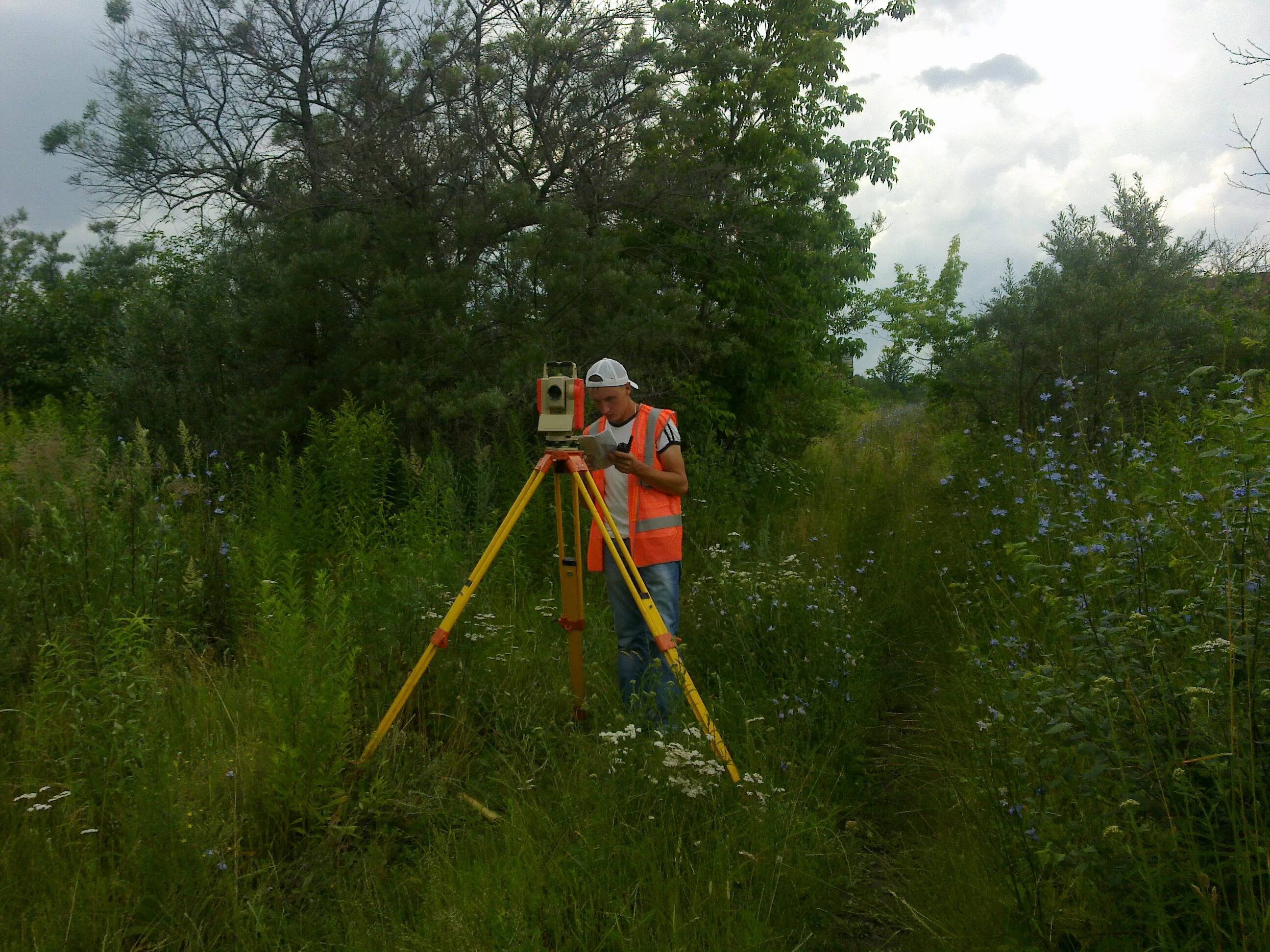геодезическая топосъемка. геодезическая съемка. спутниковой геодезической аппаратуры землемер л1. геодезический съемка территория. топографическая съёмка с геодезистом.