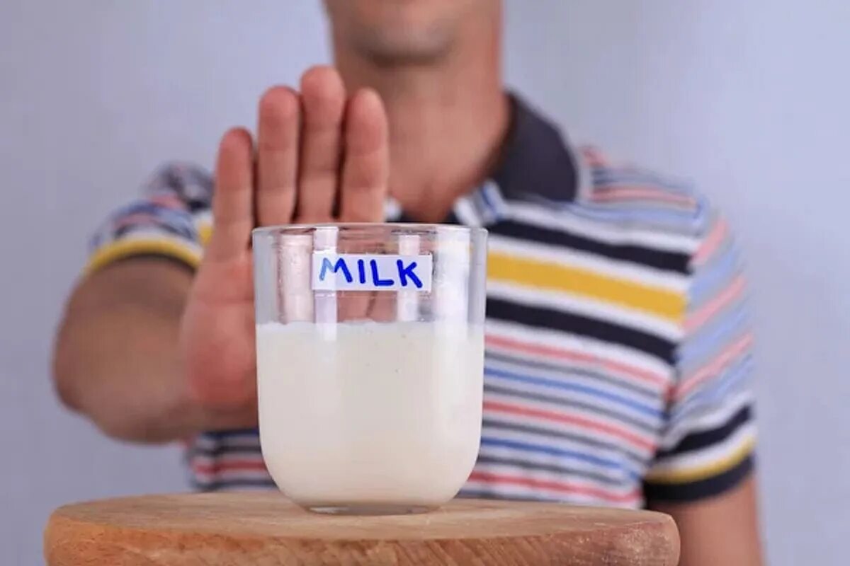 Женщина пьет молоко. Мальчик с молоком. Подросток пьет молоко. Don t drink milk. Forcing to drink milk оригинал.