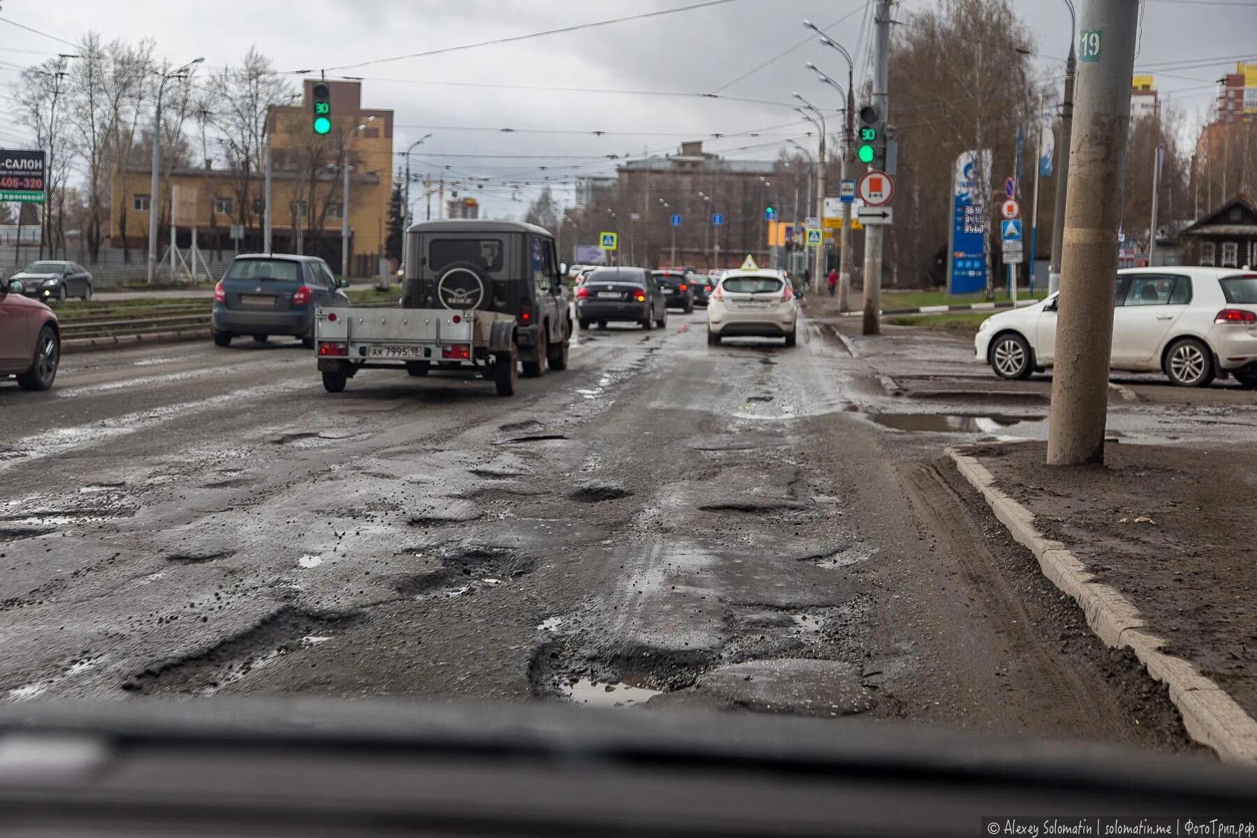 Дорог нет ижевск. Ижевск дороги. разбитая дорога. ужасные дороги. разбитые весенние дороги.