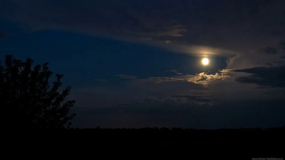 Луна поднималась и освещала. Месяц на небе. Луна освещает небо. Облака освещенные луной. Облака ночью летом.