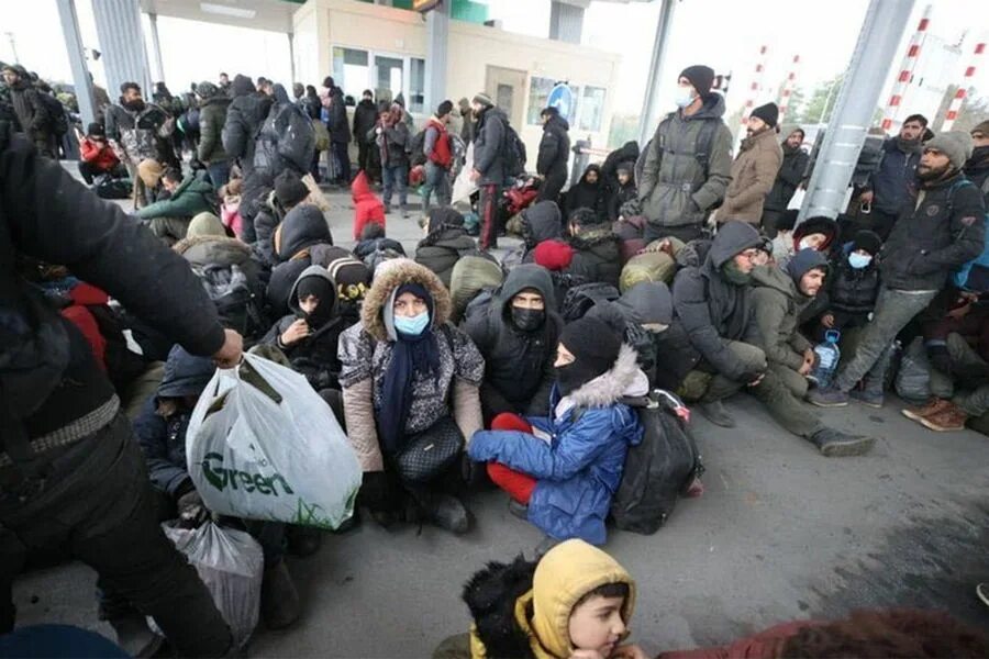 Поднять восстание. Бунт в Польше. Нелегалы в Польше. Фото бунт мигрантов в России. Мигранты в Польше.
